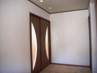 開放的な玄関ホール
壁には和紙クロス、天井には本網代を使用
