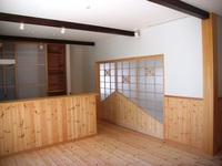 リビング
床と腰板はすべて無垢材を使用。
オリジナルの建具を開けると和室があり、開放的な空間になります。