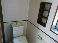 トイレ
壁に収納棚を設置。予備のトイレットペーパー置いたり、小物などを置いてインテリアも楽しめます。
